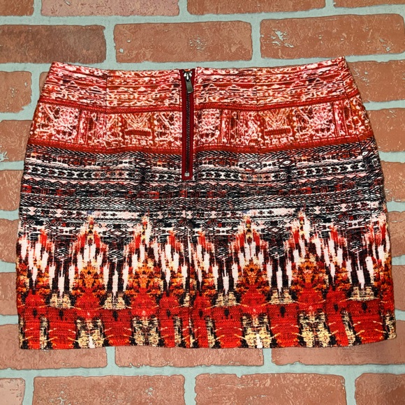 Red patterned skirt - Picture 2 of 3